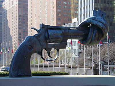 Symbool van ontwapening voor VN-hoofdkwartier<br>(Erik Schothuis/ CMO)